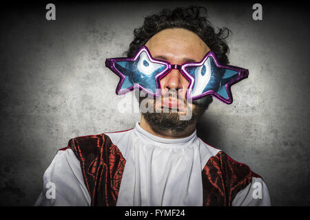Stupido Uomo con occhiali grazioso gesti e ridicolo party Foto Stock