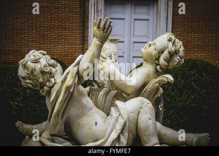 Le fonti classiche di acqua nei giardini reali di Aranjuez, Spagna Foto Stock