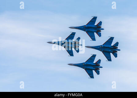 Sagome di russo velivoli da combattimento SU-27 nel cielo Foto Stock