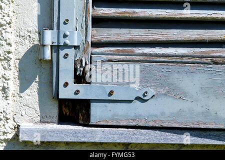 Finestra grigia palazzi viladosia italia Foto Stock