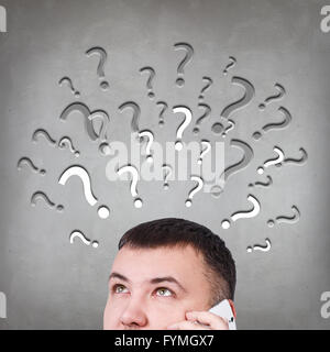 Paffuto uomo ha troppe domande Foto Stock