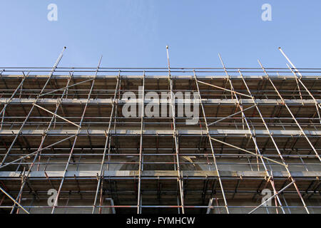 Ponteggio su un edificio di grandi dimensioni Foto Stock