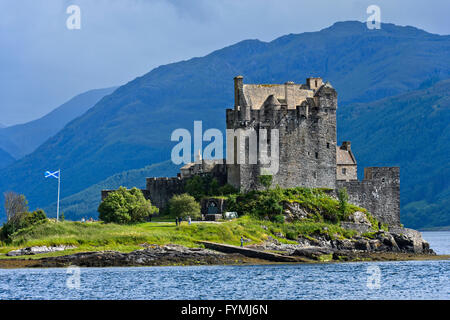 Eilean Donan Castle vista da ovest a Loch Duich vicino a Dornie, Western Ross-shire, Scotland, Regno Unito Foto Stock