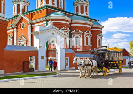 KOLOMNA, Russia - 03 Maggio 2014: carrozze trainate da cavalli (omnibus) nel Cremlino Kolomna - Russia - Regione di Mosca Foto Stock