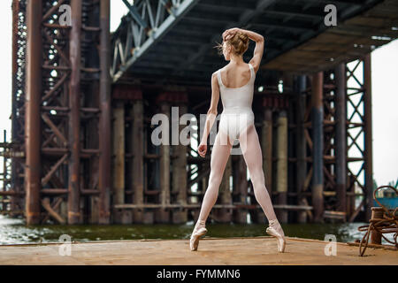 Il balletto su una piattaforma arrugginito Foto Stock