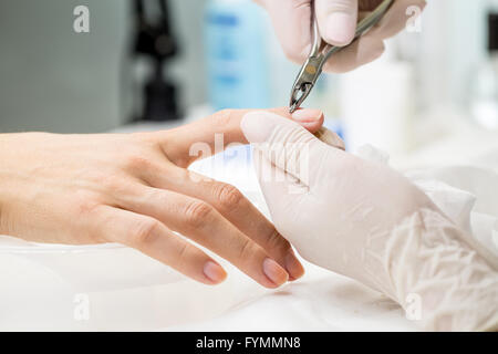 Processo di manicure in un salone di bellezza Foto Stock