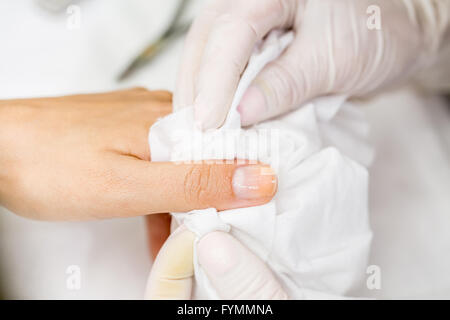 Processo di manicure in un salone di bellezza Foto Stock