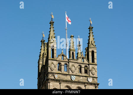 Saint George's bandiera su la Chiesa di Santa Maria, Warwick, Warwickshire, Inghilterra, Regno Unito Foto Stock