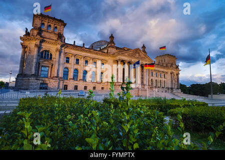 Edificio del Reichstag alla luce del tramonto, Berlino Foto Stock