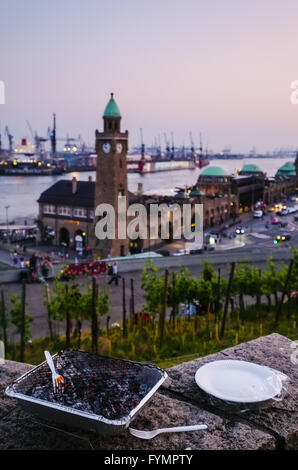 Grill presso il St Pauli Piers, Amburgo Germania Foto Stock