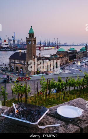 Grill presso il St Pauli Piers, Amburgo Germania Foto Stock