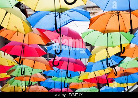 Decorazione di strada con colorati ombrelli aperti appesa sopra il vicolo. Kosice, Slovacchia. colore di sfondo Foto Stock