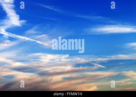 Sunrise multicolore sul cielo estate mare a giornata di vento Foto Stock
