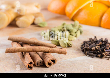 Vin brulè, gluhwein, vin brulé, spezie, cannella, cardamomo, chiodi di garofano, zenzero, scorza d'arancia Foto Stock