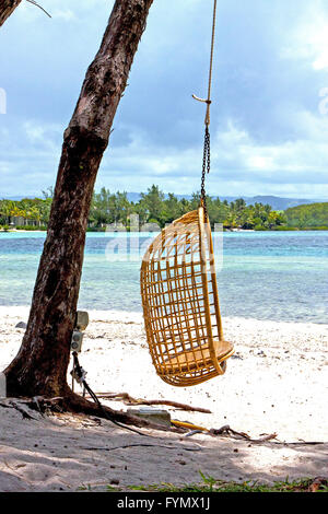 Lagoon Beach alghe marine in sede i vimini Foto Stock