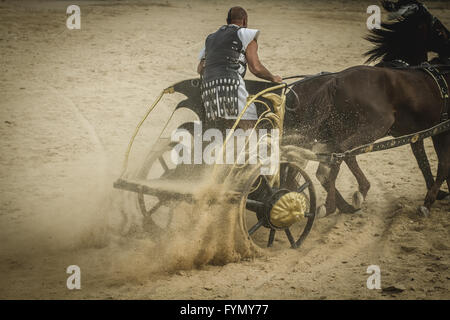 Giochi di troni, carro gara in un circo romano, gladiatori e schiavi combattimenti Foto Stock