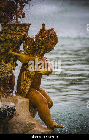 Le fonti classiche di acqua nei giardini reali di Aranjuez, Spagna Foto Stock