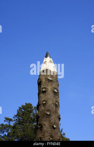 Tronco di Albero scolpito a guardare come una matita Foto Stock