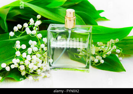 Il giglio della valle con Profumo bouquet di fiori e bottiglia di profumo Foto Stock