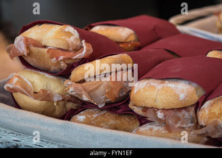 Appetitosa pila di freschi e deliziosi sandwich riempito con prosciutto italiano Foto Stock