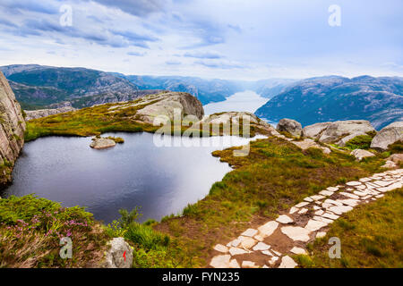 Montagne vicino ai predicatori pulpito Rock nel fiordo Lysefjord - Norvegia Foto Stock