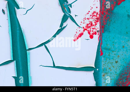 Abstract di peeling vernice bianco su uno sfondo turchese con red schizza e segni di ruggine. Foto Stock