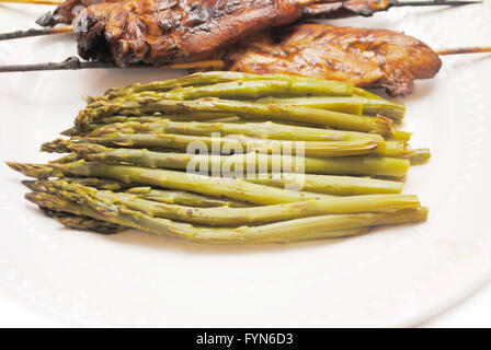 Gli asparagi servita come un lato estivo piatto Foto Stock