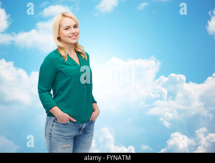 Sorridente giovane donna in maglietta e jeans Foto Stock