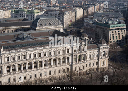 Wien, Blick über die Ringstraße (Universität) - Vienna, vista sulla famosa Ringstrasse (Università) Foto Stock