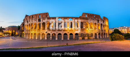 Vista serale del Colosseo a Roma Foto Stock
