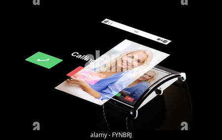 Chiudere smart guarda con la chiamata in entrata Foto Stock