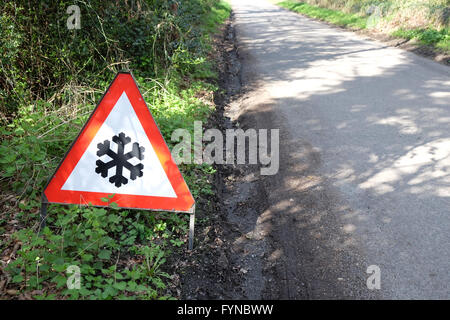 Cartello stradale di avvertimento del ghiaccio sulla strada Foto Stock