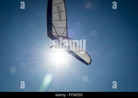 Close up Deltaplano contro il sole e cielo blu Foto Stock