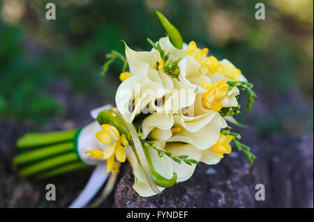 Bouquet di nozze su una pietra Foto Stock