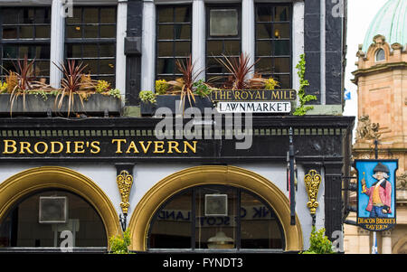 La facciata decorativa ed appendere segno per il diacono Brodie's Tavern, un famoso punto di riferimento su Lawnmarket su Edinburgh Royal Mile. Foto Stock