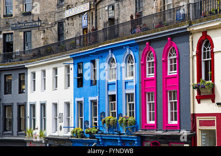 Un dipinto luminosamente terrazza, Victoria Street, Edimburgo Città Vecchia, Scotland Regno Unito Foto Stock