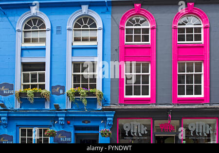 Close-up di dipinto luminosamente facciate di due fronti del negozio su Victoria Street, Edimburgo Città Vecchia, Scotland Regno Unito Foto Stock