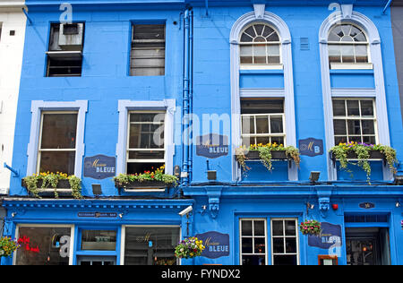 Close-up della facciata del "Maison Bleue' Ristorante e bar caffetteria su Victoria Street, Edimburgo Città Vecchia, Scotland Regno Unito Foto Stock