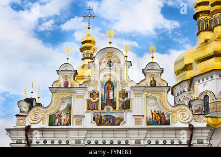 Kiev-Pechersk Lavra monastero ortodosso, facciata del frammento di la chiesa dell'Assunzione (Uspenskiy), Kiev, Ucraina Foto Stock