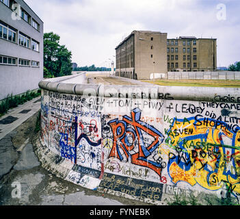 Agosto 1986, muro di Berlino graffitis, morte zona a striscia, Berlino Est edifici, Berlino Ovest lato, Germania, Europa Foto Stock