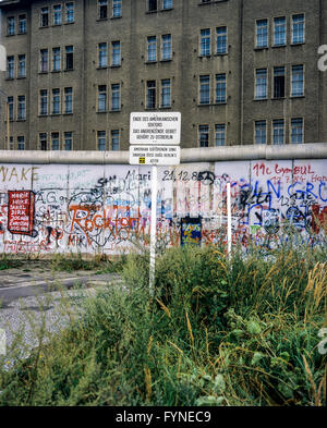 Agosto 1986, muro di Berlino graffitis, cartello di avviso per la fine del settore americano, Berlino Est edificio, Berlino Ovest lato, Germania, Europa Foto Stock