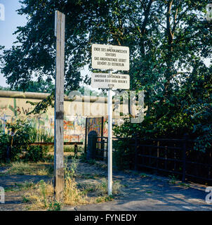 Agosto 1986, cartello di avviso per la fine del settore americano nella parte anteriore del muro di Berlino, Berlino Ovest lato, Germania, Europa Foto Stock