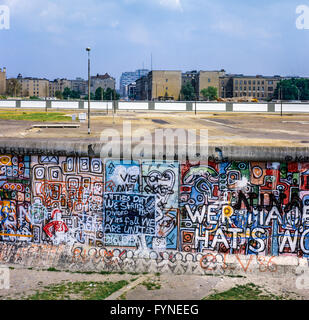 Agosto 1986, muro di Berlino graffitis a Potsdamer Platz con vista su Leipziger Platz, striscia della morte, Berlino Ovest, Germania, Europa Foto Stock