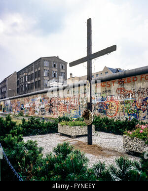 Agosto 1986, Peter Fechter Memorial con la croce, graffitis sul muro di Berlino, Zimmerstrasse street, Kreuzberg, Berlino Ovest lato, Germania, Europa Foto Stock