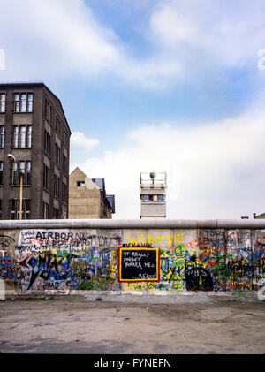 Agosto 1986, graffitis sul muro di Berlino e a Berlino Est torre di avvistamento, Zimmerstrasse street, Kreuzberg, Berlino Ovest lato, Germania, Europa Foto Stock