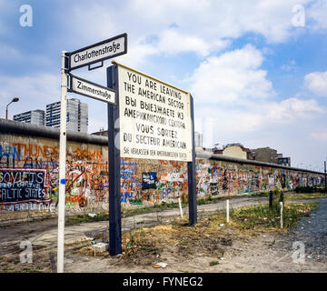 Agosto 1986, lasciando il settore americano cartello segnaletico, Zimmerstrasse strada segno, il muro di Berlino graffitis, Kreuzberg, Berlino Ovest lato, Germania, Europa Foto Stock