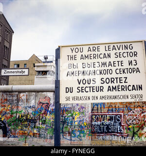 Agosto 1986, lasciando il settore americano segno di avvertimento, il muro di Berlino graffitis, Berlino Est torre di avvistamento, Zimmerstrasse strada segno, Berlino Ovest, Germania, Europa Foto Stock