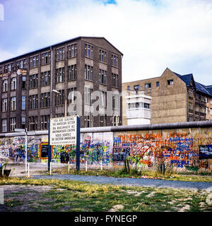 Agosto 1986, lasciando il settore americano segno di avvertimento, il muro di Berlino graffitis, Berlino Est torre di avvistamento, Zimmerstrasse street, Berlino Ovest, Germania, Europa Foto Stock