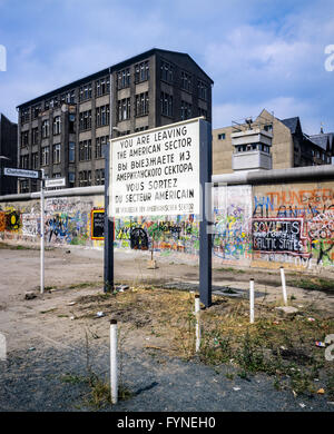 Agosto 1986, lasciando il settore americano segno di avvertimento, il muro di Berlino graffitis, Berlino Est torre di avvistamento, Zimmerstrasse strada segno, Berlino Ovest, Germania, Europa Foto Stock