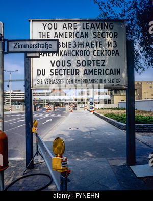 Agosto 1986, lasciando Berlino settore americano cartello segnaletico, Berlino Est cancelli di confine, Zimmerstrasse street, Kreuzberg, Berlino Ovest, Germania, Europa Foto Stock